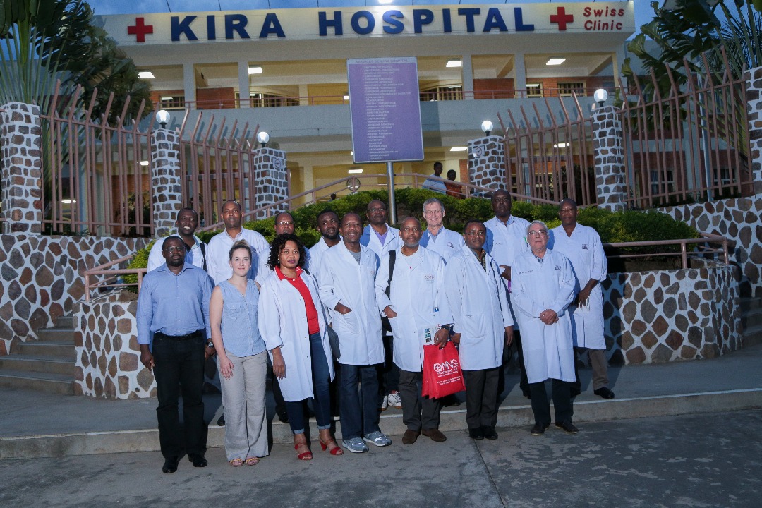 Délégation médicale AMUCAB devant le Kira Hospital